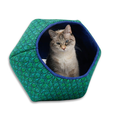 This Cat Ball® cat bed offers a bold look with rich emerald green and royal blue. Made with cotton fabrics over six flexible foam panels, and finished with bias-cut trim.