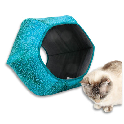 This Cat Ball® cat bed is made with a flamboyant teal batik with a "bubble" pattern. The lining is a tone-on-tone printed to look like burlap. These fabrics are 100% cotton. Made in the USA.